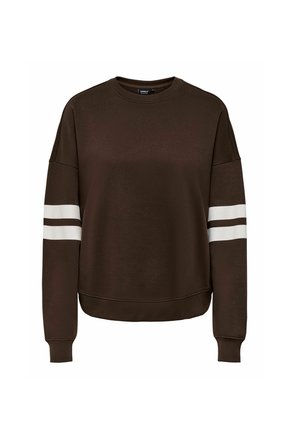 Mørkebrun langærmet sweater med to hvide vandrette striber på hver overarm og rund halsudskæring.