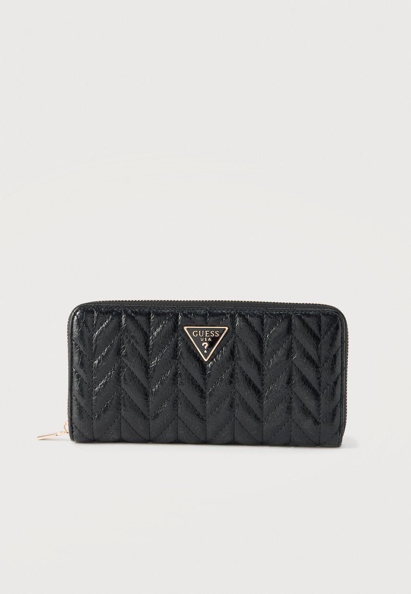 Μαύρο καπιτονέ πορτοφόλι με γυαλιστερό φινίρισμα, με χρυσή τριγωνική πλακέτα λογότυπου στο μπροστινό μέρος και φερμουάρ στον πάνω άκρο.