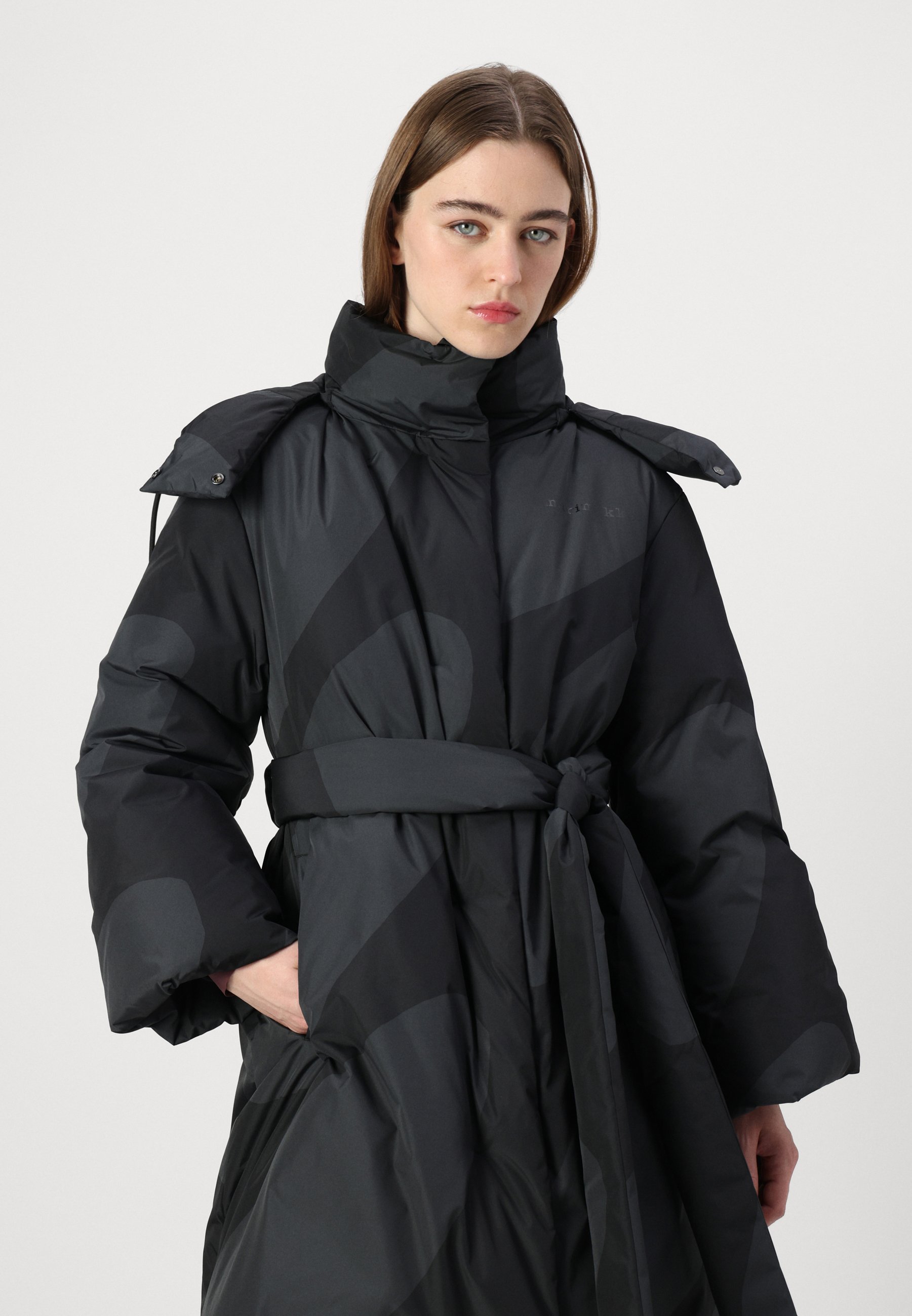 【marimekko】Suoja Linssi ダウンコート 2024AW】marimekko マリメッコ/ Suoja Linssi ダウンコート