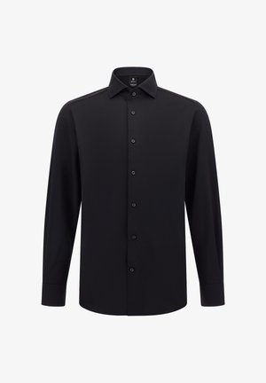 Černá košile s dlouhým rukávem vyrobená z hladké tkaniny, s klasickým límcem, zapínáním na knoflíky vpředu a knoflíkovými akcenty podél légy a manžet.