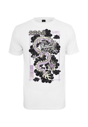 Fehér pamut póló, amelyen egy lila és fekete sárkánygrafika látható, körbeforgó felhőkkel. A szöveg tartalmazza a "GLORY" szót és kínai karaktereket.