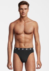 Slip neri da uomo con il logo bianco "CR7" sull'elastico in vita, realizzati in un materiale liscio e elastico, con un design frontale sagomato.