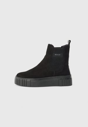 Schwarzer Veloursleder-Knöchelstiefel mit dicker Gummisohle, elastischem Seitenpanel mit GANT-Logo und Zuglasche hinten.