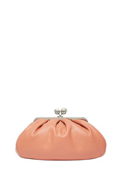 Clutch in pelle pesca con design arricciato, chiusura in metallo argentato e due pomelli rotondi, caratterizzato da una texture liscia e lucida.