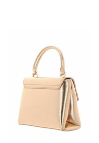 Borsa a mano in pelle beige con un accento metallico dorato su un lato, forma strutturata, manico superiore e texture liscia.