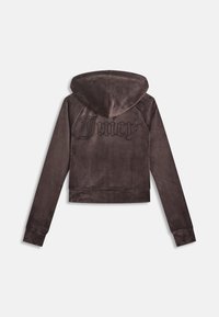 Brun velour cropped hoodie med en snoretrækshætte, der har "Juicy" broderet i sorte rhinsten på ryggen. Glat tekstur, tætsiddende design.