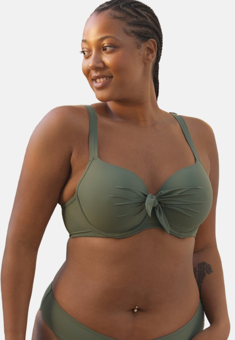 Olivgrüner Bikini-Oberteil mit Knoten-Detail in der Mitte, verstellbaren Trägern und glatter Textur, kombiniert mit passenden Bikini-Höschen.