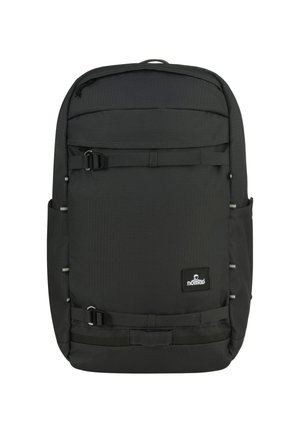 Schwarzer Rucksack aus strukturiertem Stoff, mit mehreren Fächern, seitlichen Taschen und verstellbaren Trägern. Mit einem Logo-Patch auf der Vorderseite.