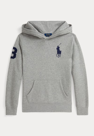 Harmaa puuvillahuppari, jossa on etupuolella kenguru-tasku, laivastonsininen logo rinnan kohdalla ja "3" hihassa. Säädettävä huppu naruilla.