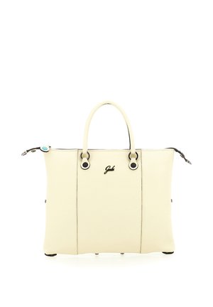 Borsa in pelle color crema con doppi manici, cuciture nere, piccolo logo metallico frontale e chiusura con cerniera e fibbie laterali.