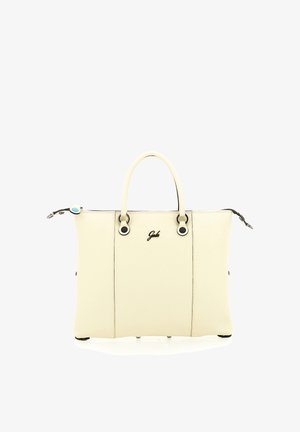 Borsa in pelle color crema con doppi manici, cuciture nere, piccolo logo metallico frontale e chiusura con cerniera e fibbie laterali.