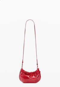 Geantă de umăr din piele roșie, cu partea superioară adunată, bretea subțire reglabilă și finisaj lucios. Formă compactă rotunjită, cu textură fină.