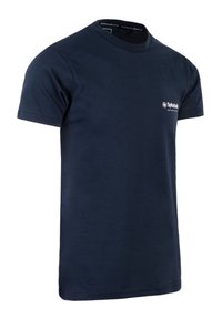 Navyblauwe katoenen T-shirt met korte mouwen, ronde hals en een klein wit logo op de linkerborst. Soepele textuur.