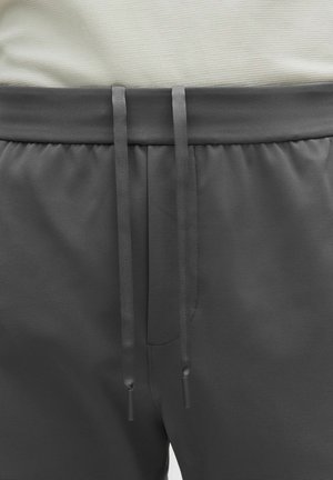 Grijze sportshorts met een gestructureerde stof, voorzien van een taille met trekkoord met bijpassende uiteinden en een subtiel patroon overal.