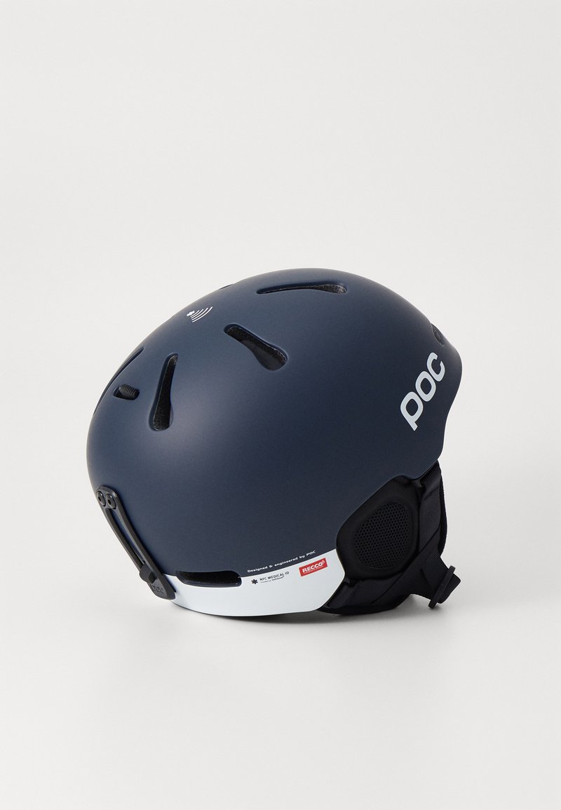 Matte navy POC-Helm mit mehreren Belüftungsöffnungen, einem weißen Logo und verstellbaren Riemen. Verfügt über ein integriertes RECCO-Rettungssystem.
