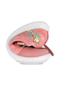 Zapatilla de tela rosa con una suela flexible de goma blanca; presenta un patrón ilustrado de jirafa y hojas sobre una superficie texturizada.