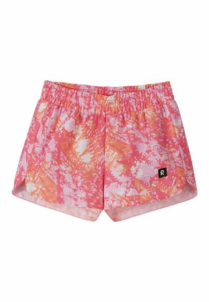 Shorts de sport pour filles à taille élastique avec un motif tie-dye rose, orange et blanc, avec un petit logo noir sur le bas gauche.