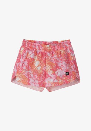 Shorts de sport pour filles à taille élastique avec un motif tie-dye rose, orange et blanc, avec un petit logo noir sur le bas gauche.
