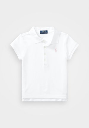 Valkoinen lyhythihainen polo paita, jossa on kaulus ja neljä nappia, sisältäen pienen brodeeratun logon rinnassa sekä näkyvän brändilaputuksen sisällä.