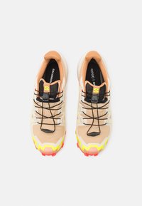 Salomon SPEEDCROSS 6 GTX - Běžecké boty do terénu - hazelnut/safety yellow/fiery coral