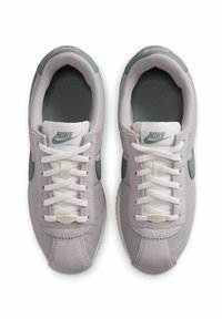 Αθλητικά παπούτσια Nike με γκρι και πράσινο χρώμα, συνθετικό πάνω μέρος, γλώσσα από δίχτυ, λευκά κορδόνια και λαστιχένια σόλα.