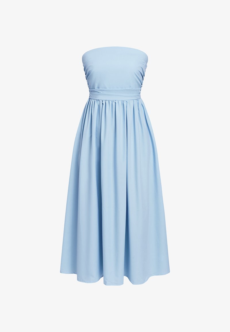 Senza spalline, abito midi azzurro chiaro con corpino aderente, lati arricciati e gonna fluida arricciata.