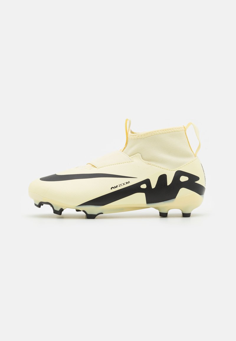 Scarpa da calcio gialla con accenti neri, caratterizzata da un design aerodinamico, colletto alto, materiale testurizzato e suola distintiva con tacchetti.