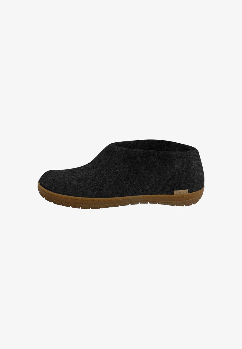 Scarpa nera in feltro, slip-on, con punta arrotondata, suola in gomma e design minimalista, caratterizzata da una parte superiore texturizzata e un marchio discreto.