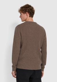 Brauner, gerippter Strickpullover mit langen Ärmeln und V-Ausschnitt, der ein strukturiertes Muster und eine lässige Passform aufweist. Die Rückansicht zeigt Details an den Schulter nähten.