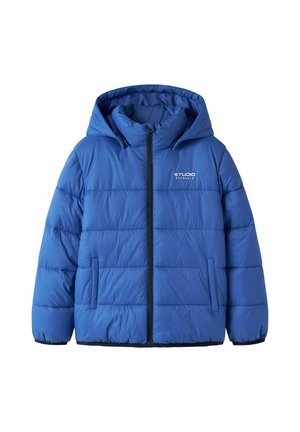 Veste d'hiver matelassée bleue avec capuche, fermeture éclair à l'avant et deux poches latérales, affichant le logo "Studio Outdoors" sur la poitrine.