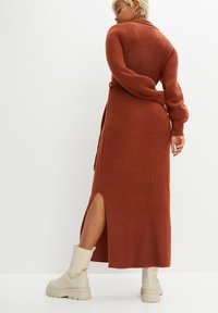 bonprix MIT V-AUSSCHNITT UND 2-TLG SET - Abito in maglia - brown