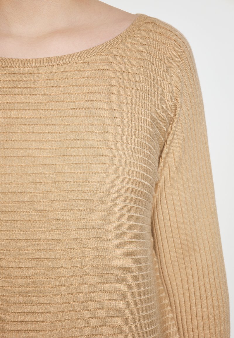 Maglione khaki a coste con scollatura ampia e maniche lunghe, caratterizzato da un tessuto morbido e testurizzato e sottili righe verticali.