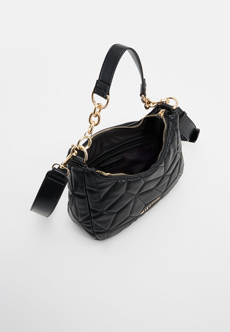 Bolso de mano acolchado negro hecho de material suave, con un asa superior, herrajes en tono dorado y un cierre con cremallera con un bolsillo interior.