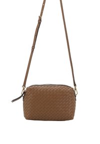 Braune geflochtene Leder-Crossbody-Tasche mit verstellbarem Tragegurt und goldenen Beschlägen. Verfügt über einen Reißverschluss und eine glatte Textur.