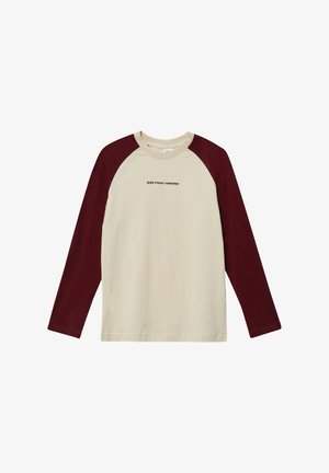 T-shirt z długim rękawem w kremowym kolorze z bordowymi rękawami raglanowymi, z czarnym napisem "SLVR STUDIOS | DEPARTMENT" na przodzie.