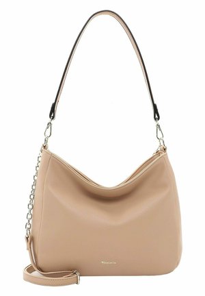 Bolso de mano de cuero sintético beige con forma curva, una sola correa para el hombro y detalle de cadena. Presenta una textura lisa y detalle con el logo.