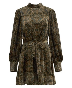 Groene jurk met een patroon, lange pofmouwen, hoge kraag en een tailleband. Heeft een fluwelen textuur en bloemmotieven in goud en bruin.