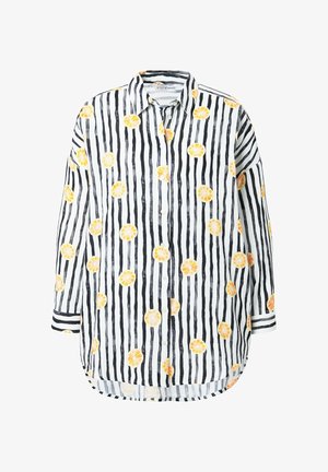 Camisa de botones con rayas verticales en blanco y negro, presenta patrones de cítricos en naranja y amarillo. Tejido suave, corte relajado, mangas largas.