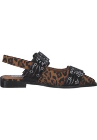 Chaussure plate à bride arrière avec tissu imprimé léopard, brides en cuir verni noir avec œillets argentés et bout pointu.