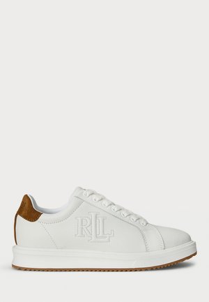 Hvid læder lavtopsneakers med præget "RL" logo på siden, brun ruskind hælflig, hvide snørebånd og gummisål.