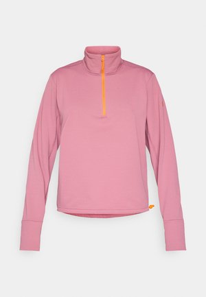 Svijetloružičasti srednje teški pulover s polu-zip ovratnikom, dugim rukavima i kontrastnim narančastim patentnim zatvaračem. Ima teksturiranu tkaninu i otvore za palce na manžetnama.