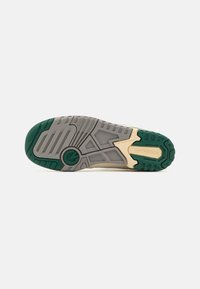 New Balance 550 UNISEX - Sneaker low - off-white/beige/green