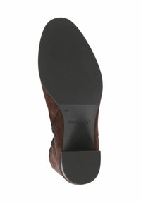 Semelle de chaussure en daim marron avec un fond en caoutchouc noir plat et texturé. Présente un logo en relief clair et un indicateur de taille, des bords lisses et un design minimaliste.