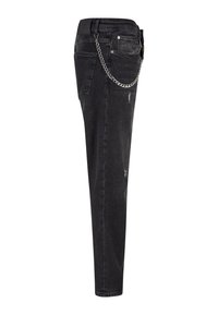 Jeans de denim negro con un corte ajustado, que presentan detalles de desgaste y un accesorio de cadena plateada sujetado al lazo del cinturón.