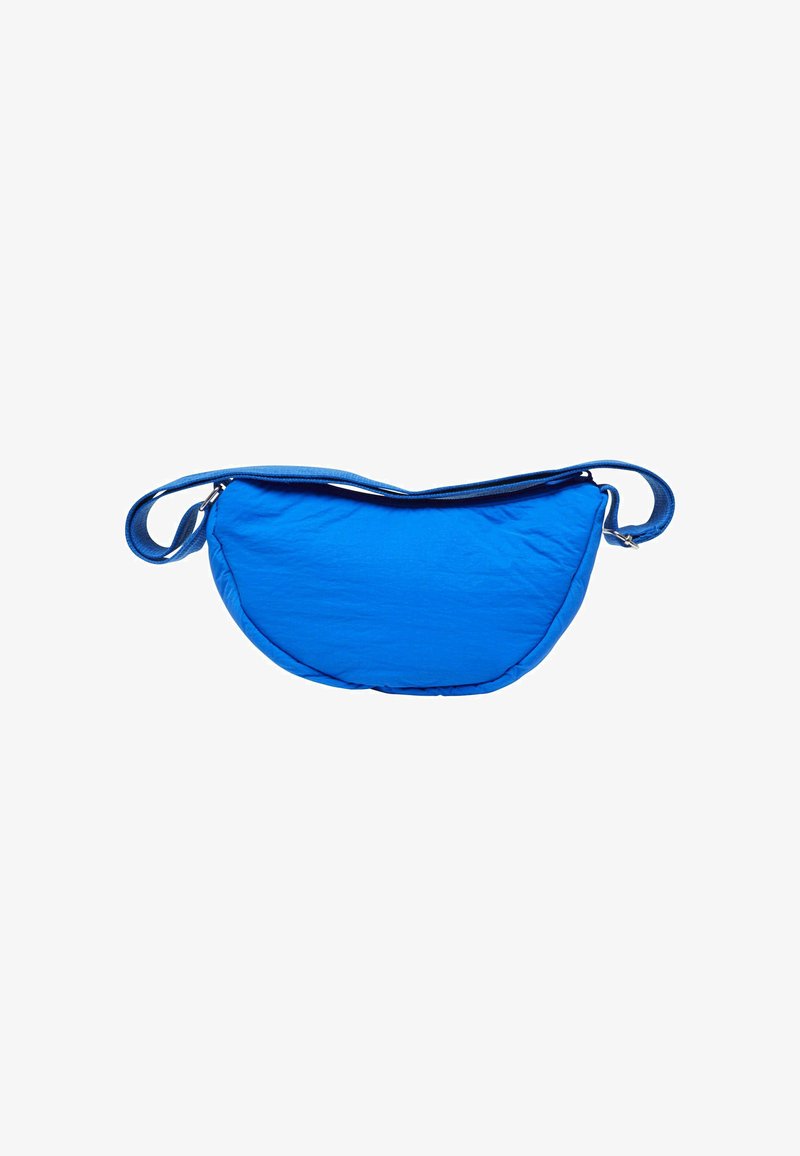 Borsa in tessuto blu con forma arrotondata, chiusura con zip e una sola tracolla. Texture liscia con superficie leggermente stropicciata.