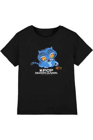 Schwarzes T-Shirt mit einem blauen Cartoon-Tiger, der mit einem kleinen Baumstamm-Spross spielt, und dem Text "KPOP DEMON HUNTERS" darunter.
