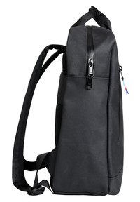 Sac à dos noir au design rectangulaire élégant, fabriqué en tissu texturé. Il comporte une fermeture éclair supérieure, des bretelles ajustables et un curseur de fermeture éclair décoratif.