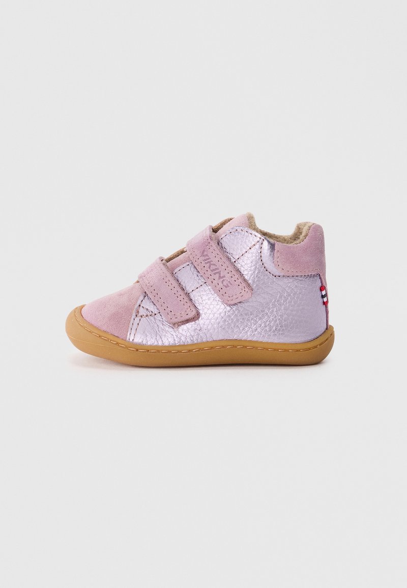 Zapato para niño con cierre de Velcro en cuero metálico rosa con detalles en ante, lengüeta rosa claro, superficie texturizada y suela de goma.