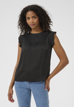 Čierna blúzka s volánovými rukávmi, okrúhlym výstrihom a hladkou textúrou. V kombinácii s svetlomodrými džínsami, nosená modelkou.