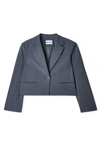 Blazer gris recortado de tejido suave con dos bolsillos delanteros, cierre de un solo botón y solapa con muesca. Forro visible en el interior.